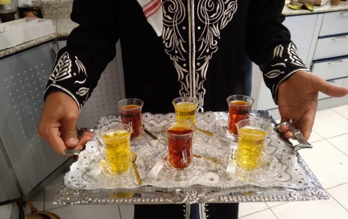 قهوجي للمناسبات جليب الشيوخ لتقديم القهوة العربية في الأعراس والاستقبالات